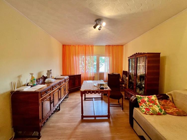 Apartament cu 4 camere decomandat, mobilat în Soarelui