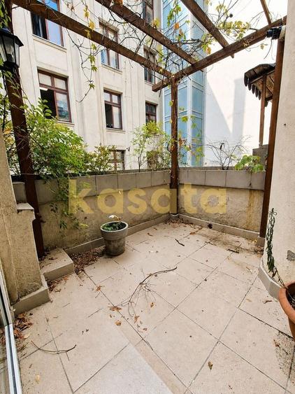 Apartament cu 4 camere semidecomandat în P-ța Romană