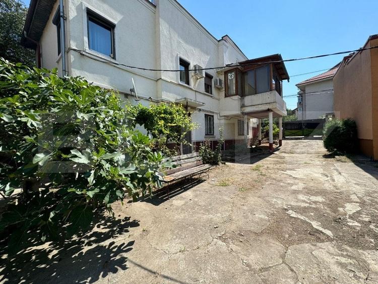 Casă individuală cu 10 camere cu Canalizare în 1 Mai