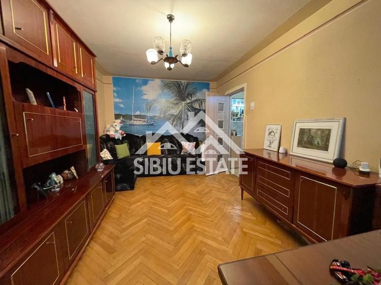 Apartament cu 3 camere semidecomandat, mobilat în Valea Aurie