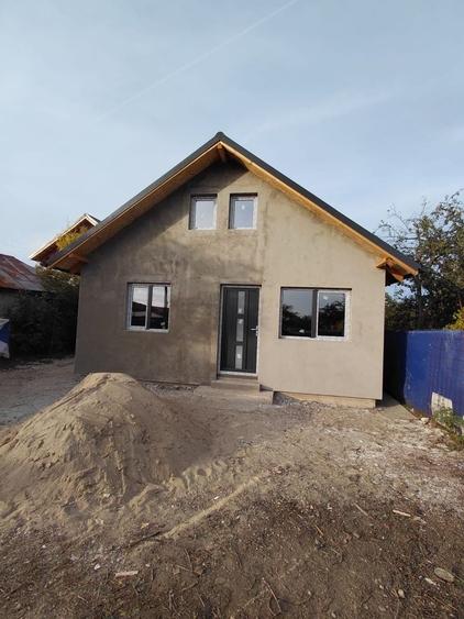 Casă cu 4 camere în Ologeni