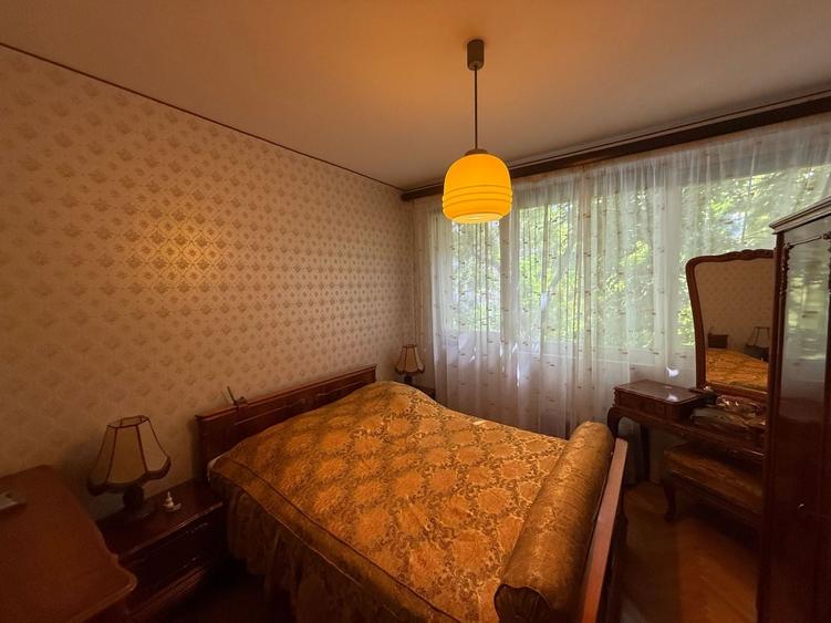 Apartament cu 3 camere semidecomandat, mobilat în Iancului