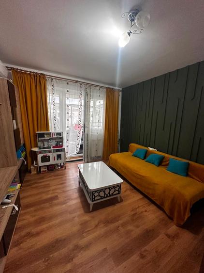 Apartament cu 3 camere semidecomandat în Alexandru cel Bun