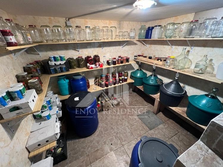 Casă individuală cu 9 camere cu Canalizare în Crângași