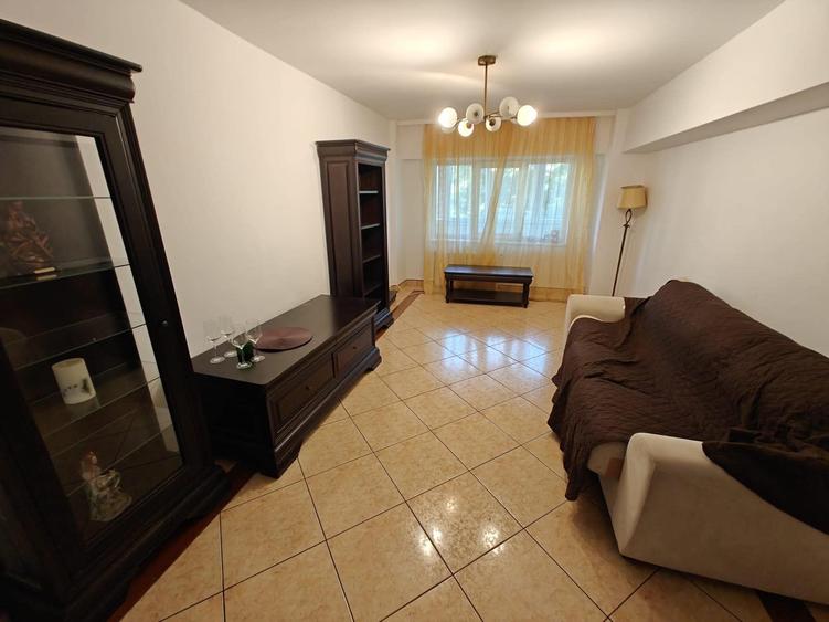 Apartament cu 4 camere decomandat în Central