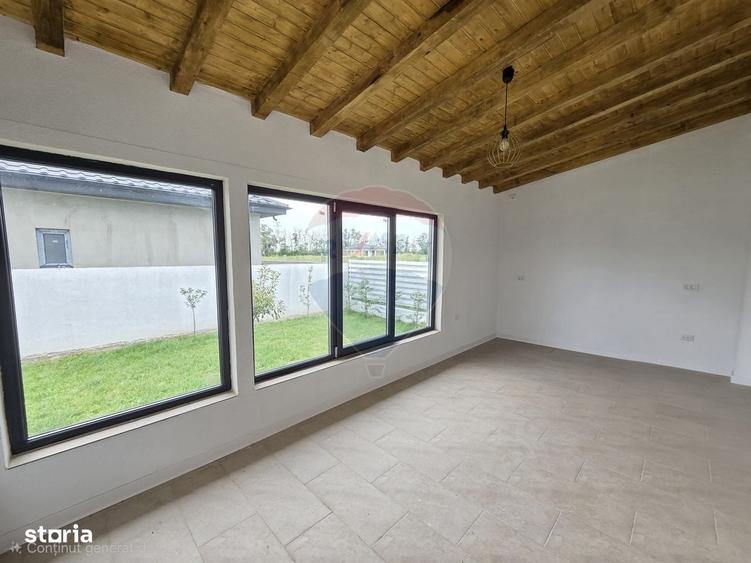 Casă cu 4 camere în Petrești