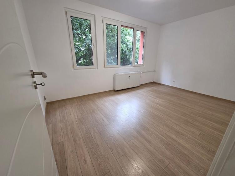 Apartament cu 3 camere semidecomandat, mobilat în Obor