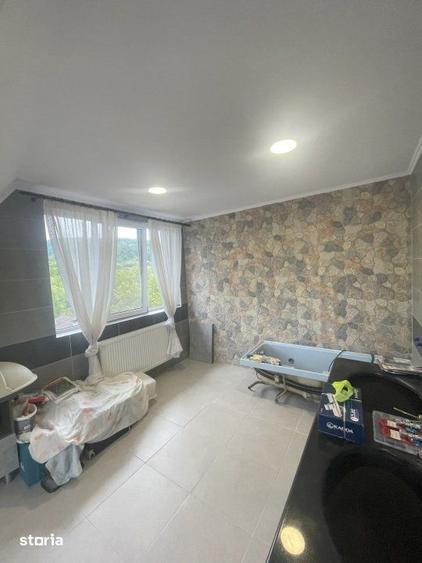 Casă cu 8 camere cu Teren 1800 Mp în Central