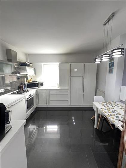 Apartament cu 3 camere semidecomandat, mobilat în Turnișor