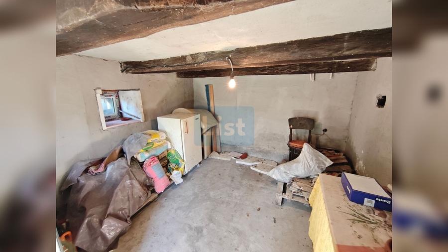 Casă cu 2 camere cu Teren 1457 Mp în Vest