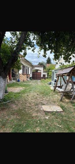 Casă cu 8 camere cu Teren 1200 Mp în Florilor