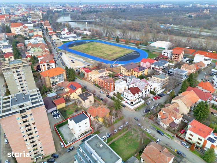 Casă cu 7 camere cu Teren 357 Mp în Romanilor