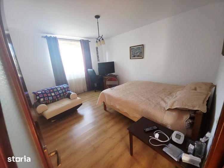 Casă cu 5 camere cu Teren 1779 Mp în Dumbrava