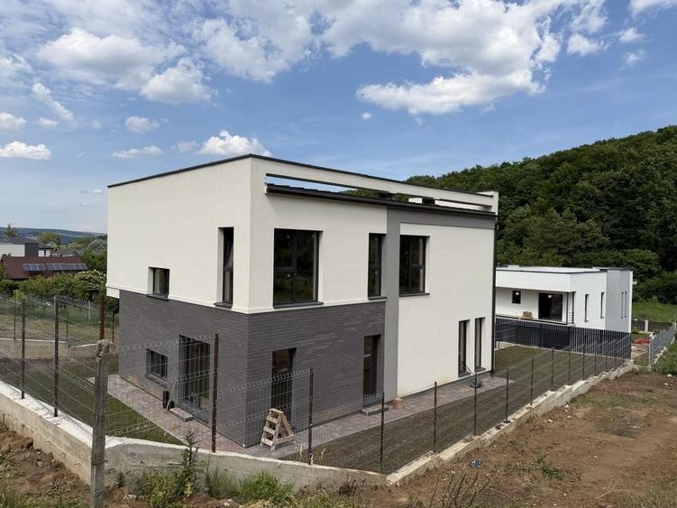 Casă cu 4 camere cu Teren 500 Mp în Florești