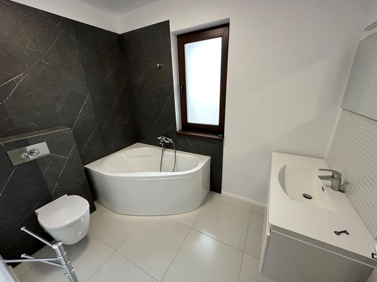 Casă cu 4 camere cu Canalizare în Dumbrăvița