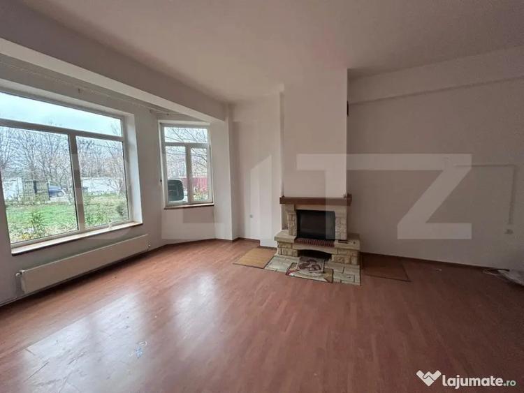 Casă cu 7 camere cu Teren 900 Mp în Central
