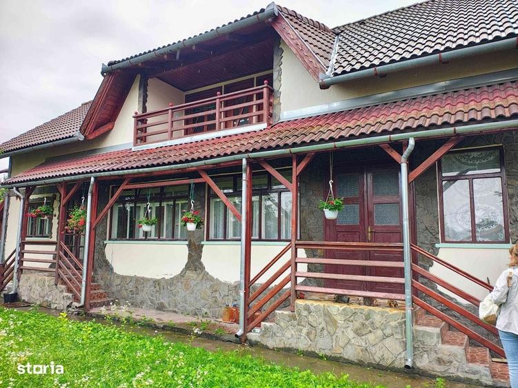 Casă individuală cu 7 camere cu Teren 400 Mp în Central