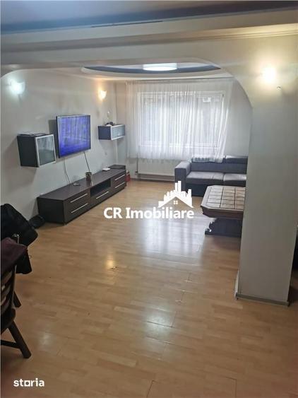 Casă cu 6 camere cu Teren 180 Mp în Vatra Luminoasă
