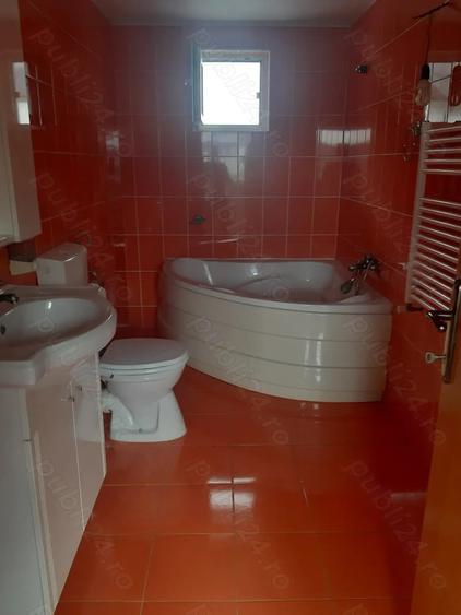 Casă cu 5 camere în Roșu