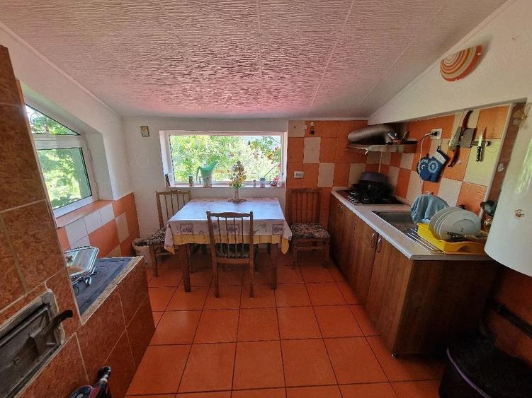 Casă cu 4 camere cu Teren 2000 Mp în Colibași