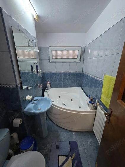 Apartament cu 3 camere semidecomandat în Micro II