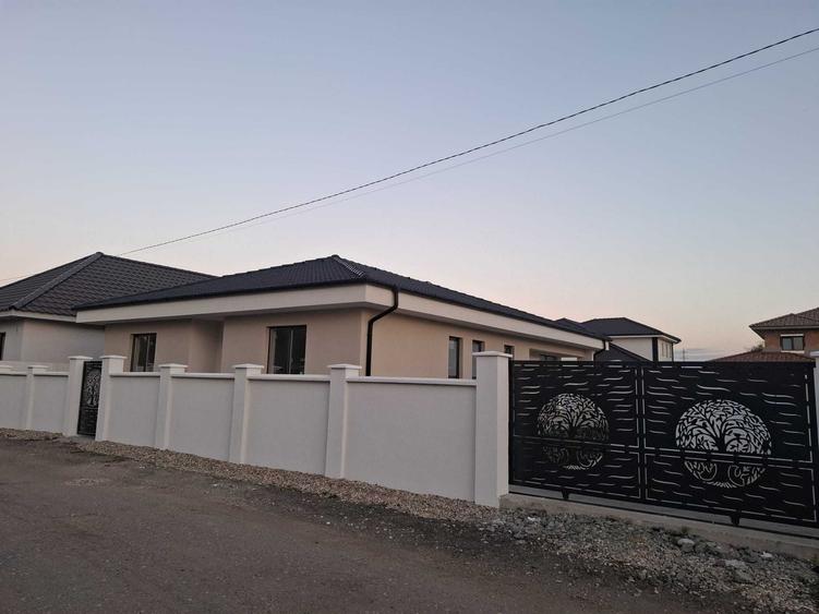 Casă cu 4 camere în Păulești