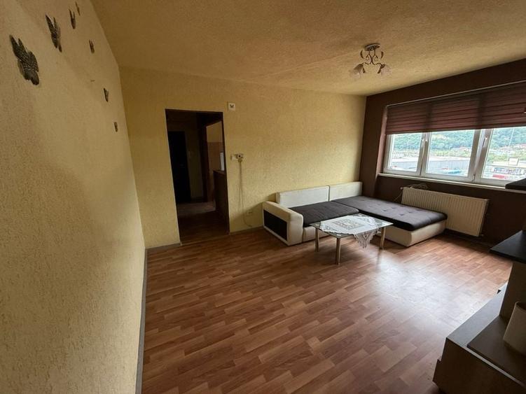 Apartament cu 3 camere semidecomandat în Sud