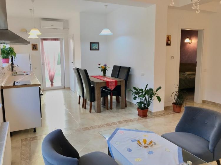 Apartament cu 3 camere decomandat, mobilat în Torontalului