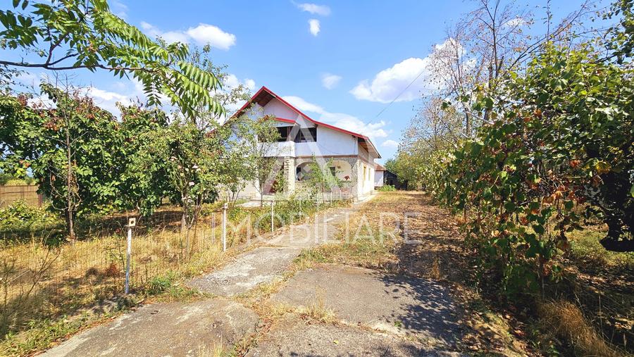 Casă individuală cu 6 camere cu Teren 3778 Mp în 9 Mai