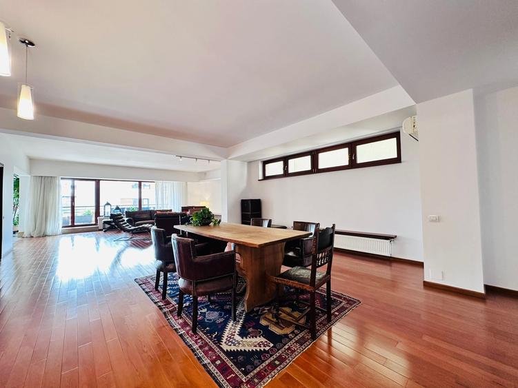 Apartament cu 3 camere decomandat, mobilat în P-ța Victoriei