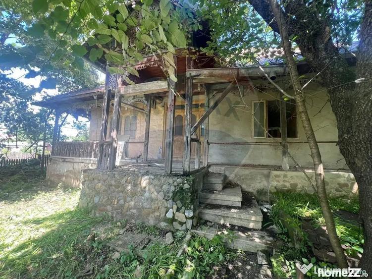 Casă cu 2 camere cu Teren 1000 Mp în Central