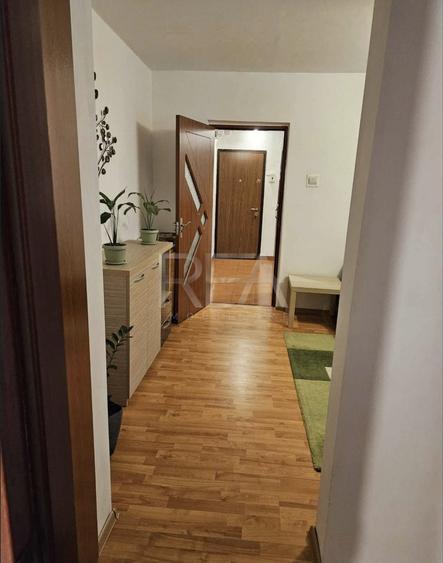 Apartament cu 3 camere semidecomandat, mobilat în Gorjului