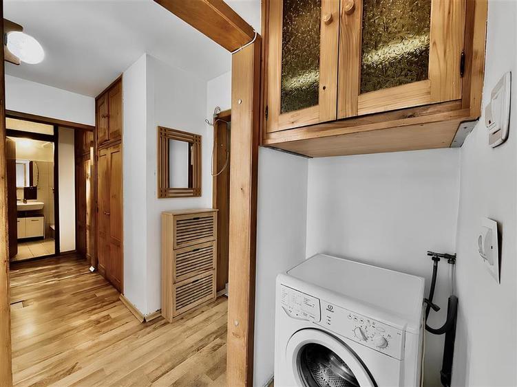 Apartament cu 4 camere decomandat în Tractorul