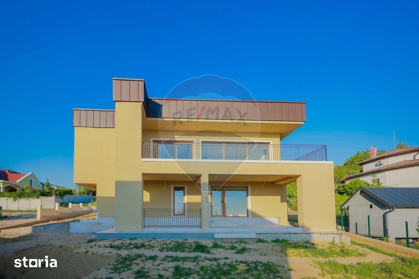 Casă cu 6 camere cu Teren 700 Mp în Iorga
