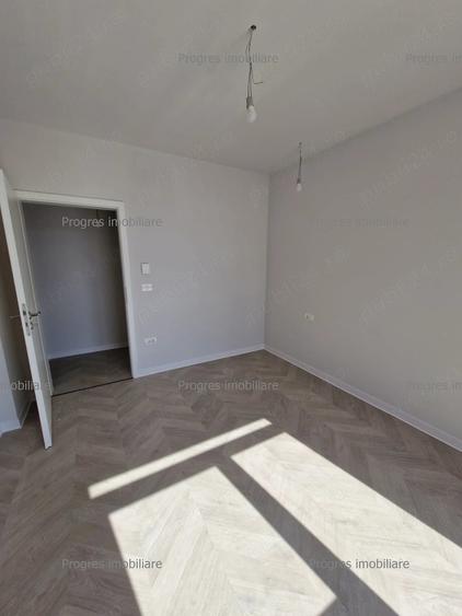 Apartament cu 3 camere semidecomandat în Aradului