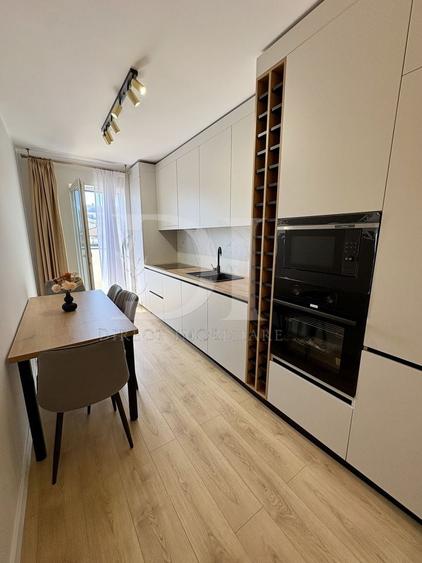 Apartament cu 3 camere semidecomandat, mobilat în Florești