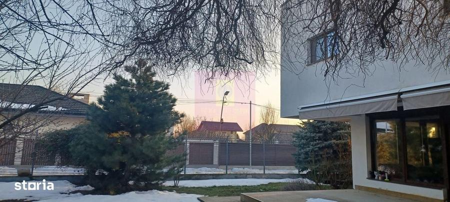 Casă cu 4 camere în Săbăreni