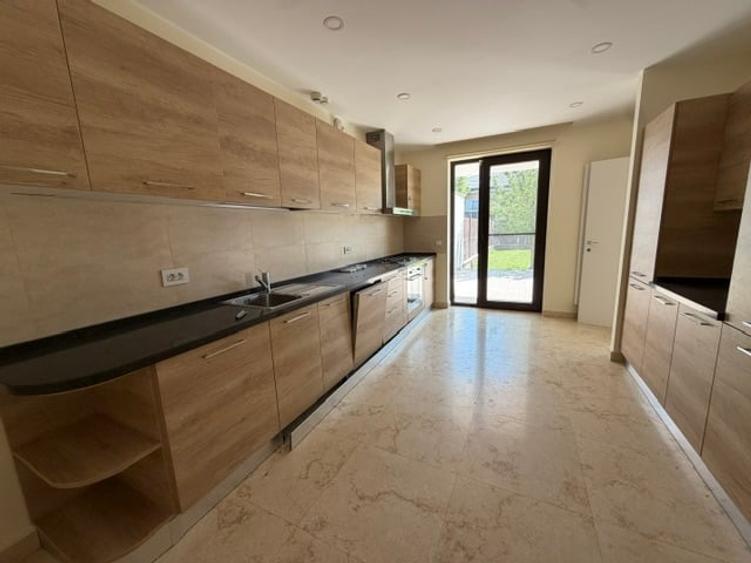 Casă individuală cu 7 camere cu Canalizare în Pipera