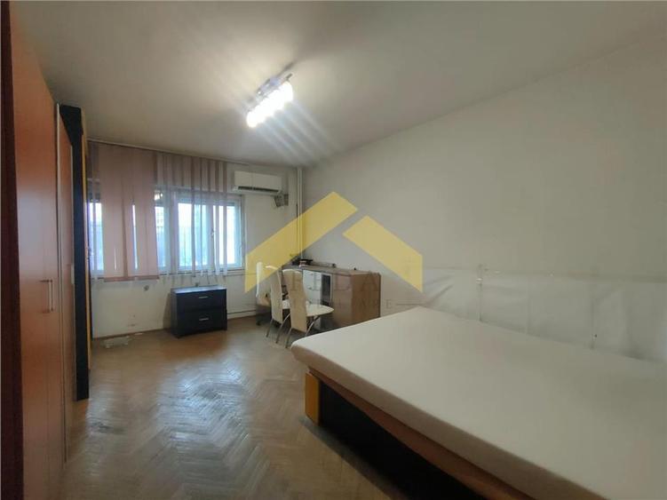 Apartament cu 3 camere decomandat în Intim
