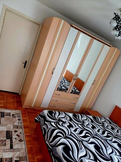Apartament cu 3 camere semidecomandat în Punctele Cardinale