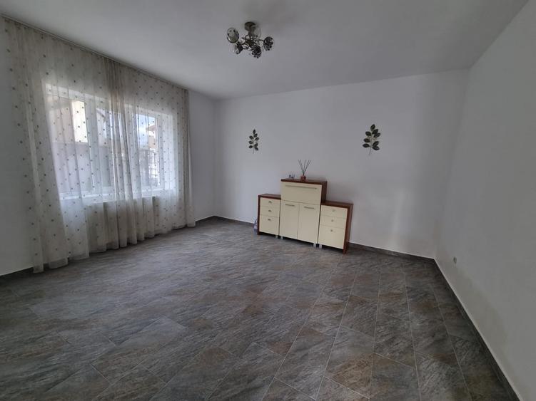 Casă individuală cu 4 camere cu Teren 995 Mp în Central