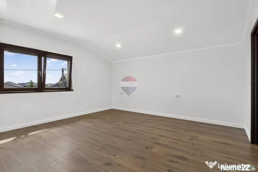 Casă cu 7 camere cu Teren 437 Mp în Livada