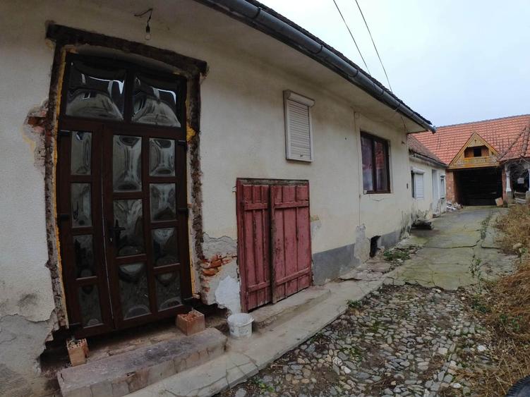 Casă cu 4 camere în Lotrioara