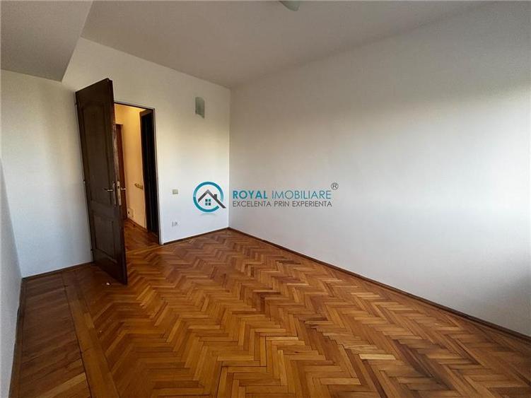 Apartament cu 3 camere decomandat în Republicii
