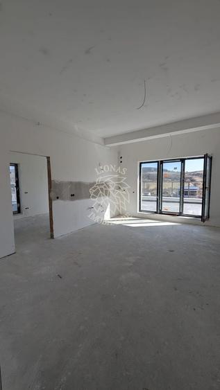Penthouse cu 3 camere semidecomandat în Sud