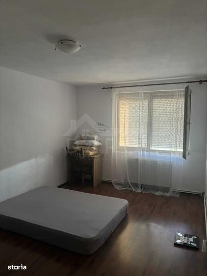 Apartament cu 3 camere decomandat în Pandurilor