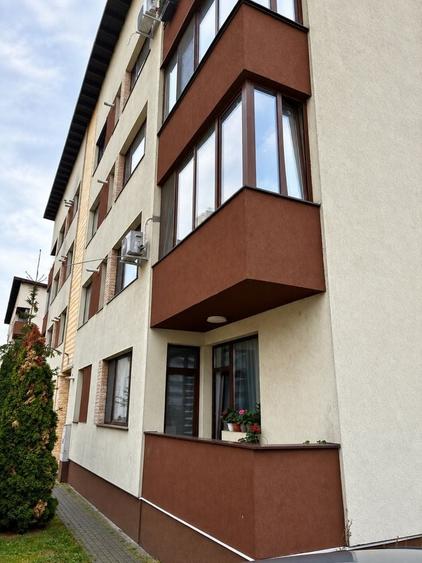 Apartament cu 3 camere decomandat în Florești