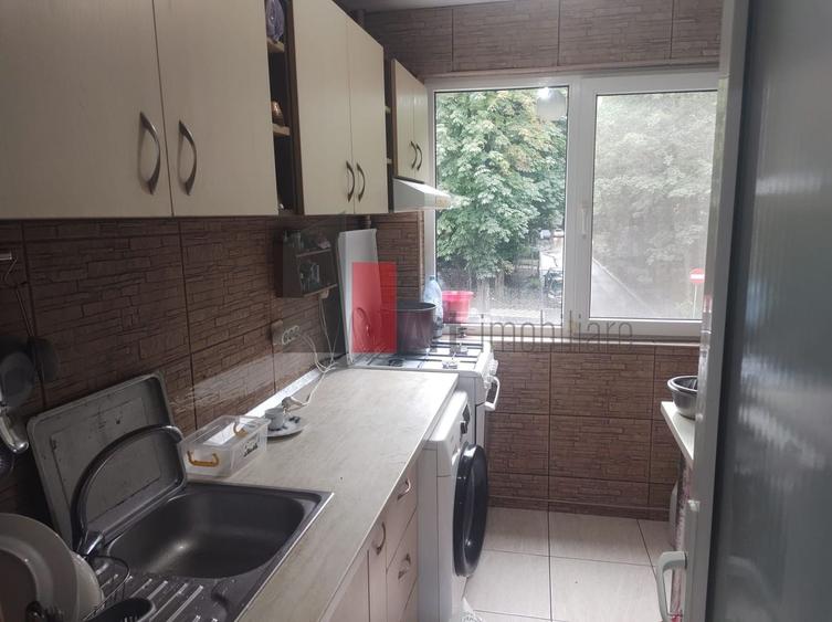 Apartament cu 3 camere semidecomandat, mobilat în Alexandru Obregia