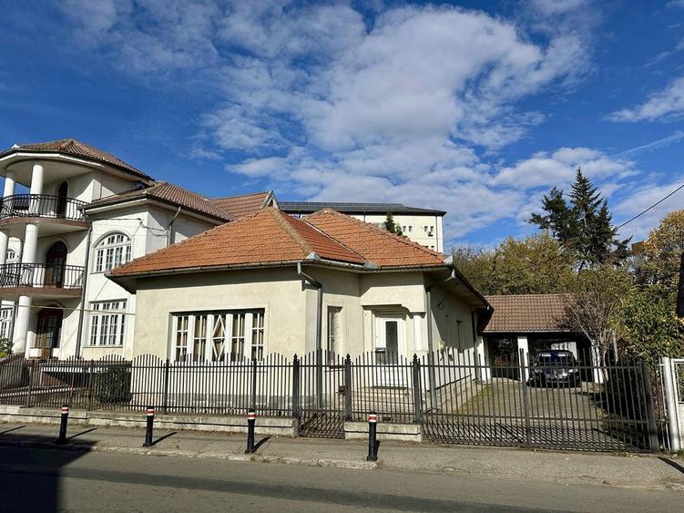 Casă cu 4 camere cu Teren 667 Mp în Central