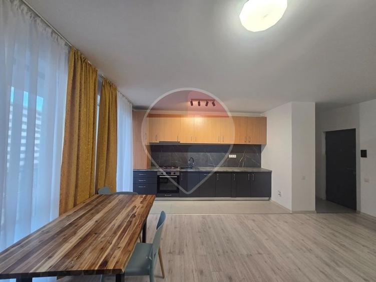 Apartament cu 3 camere semidecomandat, mobilat în Florești